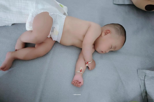 靖江宝宝睡觉爱翻身 靖江宝宝睡觉爱翻身
