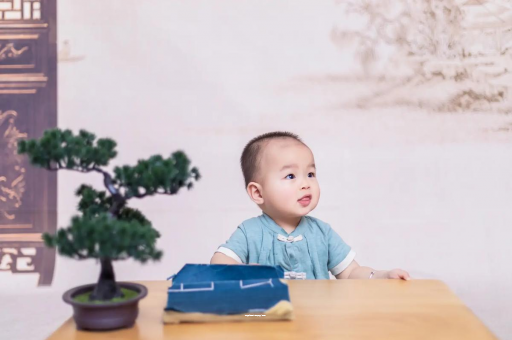 靖江怀孕肚子中间凹两边凸